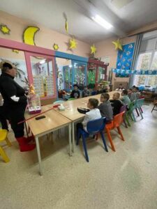 des enfants dans une classe préparent un projet sur le thème des Schtroumpfs