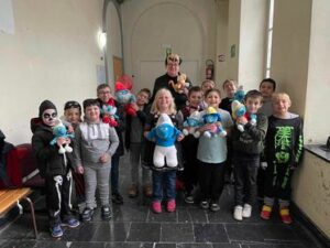 des enfants dans une classe préparent un projet sur le thème des Schtroumpfs