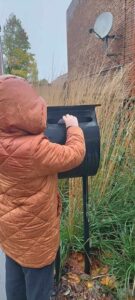 20231111i Enfant qui met une carte dans une boîte aux lettres
