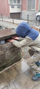 20231111j Enfant qui met une carte dans une boîte aux lettres