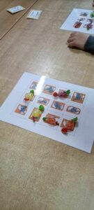 des enfants dans une classe préparent un projet sur le thème des Schtroumpfs