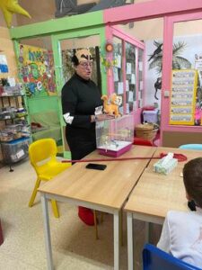 des enfants dans une classe préparent un projet sur le thème des Schtroumpfs