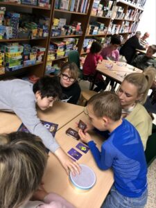 Des enfants dans une ludothèqe