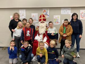 Des élèves et enseignants avec Saint-Nicolas
