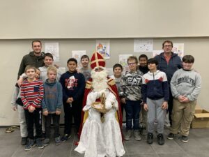 Des élèves et enseignants avec Saint-Nicolas