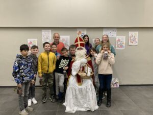 Des élèves et enseignants avec Saint-Nicolas