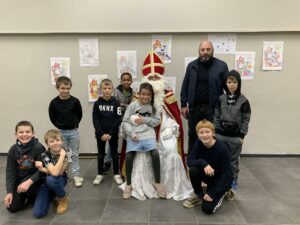 Des élèves et enseignants avec Saint-Nicolas