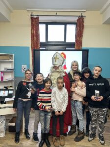 Des élèves et enseignants avec Saint-Nicolas