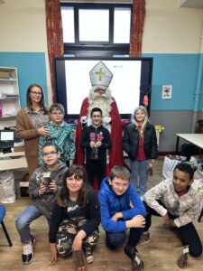 Des élèves et enseignants avec Saint-Nicolas
