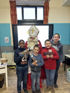 Des élèves et enseignants avec Saint-Nicolas