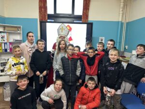 Des élèves et enseignants avec Saint-Nicolas