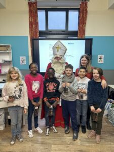 Des élèves et enseignants avec Saint-Nicolas