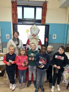 Des élèves et enseignants avec Saint-Nicolas