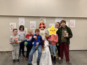 Des élèves et enseignants avec Saint-Nicolas