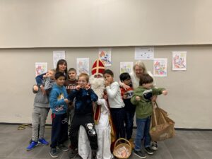 Des élèves et enseignants avec Saint-Nicolas