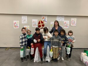 Des élèves et enseignants avec Saint-Nicolas
