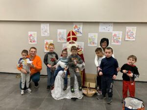 Des élèves et enseignants avec Saint-Nicolas