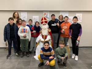 Des élèves et enseignants avec Saint-Nicolas
