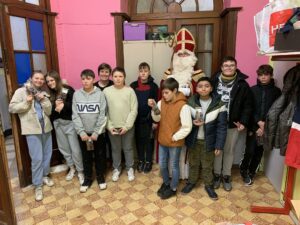 Des élèves et enseignants avec Saint-Nicolas