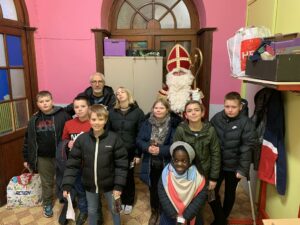 Des élèves et enseignants avec Saint-Nicolas