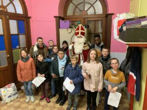 Des élèves et enseignants avec Saint-Nicolas