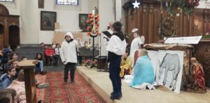 Célébration de Noël dans une église avec des enfants