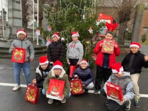 des élèves avec des déguisements de Noël sur une place