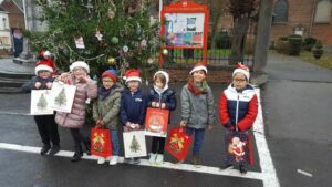 des élèves avec des déguisements de Noël sur une place