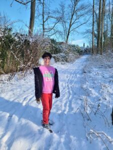 élève en sortie sous la neige