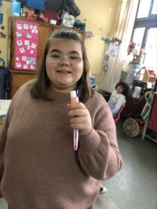 élève qui se brosse les dents
