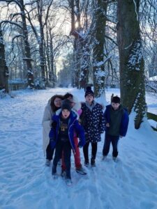 élèves en sortie sous la neige