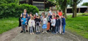 L'école du dehors : chasse aux arbres par les élèves de Mmes Camie, Sandrine et Eugénie