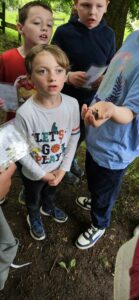 Les élèves de Mmes Camie, Sandrine et Eugénie à la chasse aux arbres de Sainte-Gertrude à Brugelette
