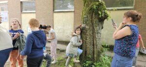 Les élèves de Mmes Camie, Sandrine et Eugénie à la chasse aux arbres de Sainte-Gertrude à Brugelette