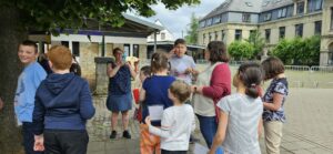 Les élèves de Mmes Camie, Sandrine et Eugénie à la chasse aux arbres de Sainte-Gertrude à Brugelette