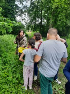 Les élèves de Mmes Camie, Sandrine et Eugénie à la chasse aux arbres de Sainte-Gertrude à Brugelette