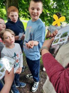 Les élèves de Mmes Camie, Sandrine et Eugénie à la chasse aux arbres de Sainte-Gertrude à Brugelette