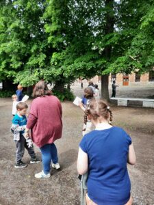 Les élèves de Mmes Camie, Sandrine et Eugénie à la chasse aux arbres de Sainte-Gertrude à Brugelette