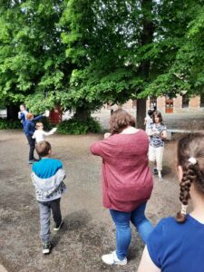 Les élèves de Mmes Camie, Sandrine et Eugénie à la chasse aux arbres de Sainte-Gertrude à Brugelette