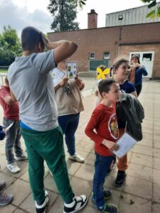 Les élèves de Mmes Camie, Sandrine et Eugénie à la chasse aux arbres de Sainte-Gertrude à Brugelette
