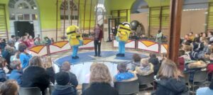 spectacle de cirque : M. Loyal entouré de 2 Minions